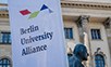 Gehisste wei?e Fahne mit dem BUA-Logo