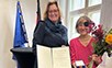 Dr. Christina von Braun h?lt einen Blumenstrau? in der Hand. Neben ihr steht  Wissenschaftssenatorin Dr. Ina Maria Czyborra  und h?lt die Urkunde in der Hand